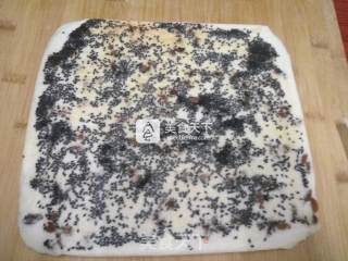 葡萄干黑芝麻夹心蛋糕卷的做法步骤：8