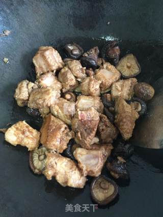 香菇焖排骨的做法步骤：3