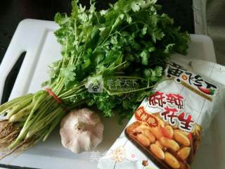 凉拌蒜香香菜花生碎的做法步骤：1