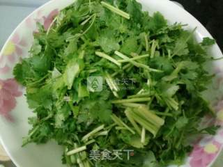 凉拌蒜香香菜花生碎的做法步骤：2