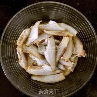 川味香辣耗儿鱼的做法步骤：1