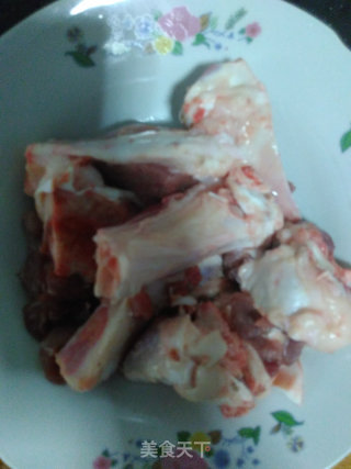 白罗卜筒骨汤的做法步骤：1