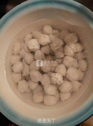 汆乌鱼丸的做法步骤：8