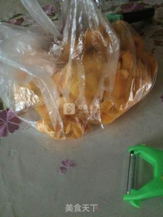 黄桃罐头的做法步骤：1