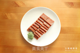土豪炫富新高度：酸笋辣条饺子谁敢迎战？的做法步骤：1