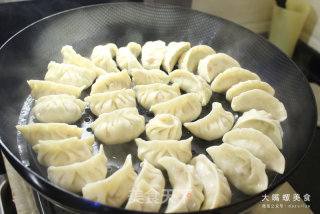 土豪炫富新高度：酸笋辣条饺子谁敢迎战？的做法步骤：7