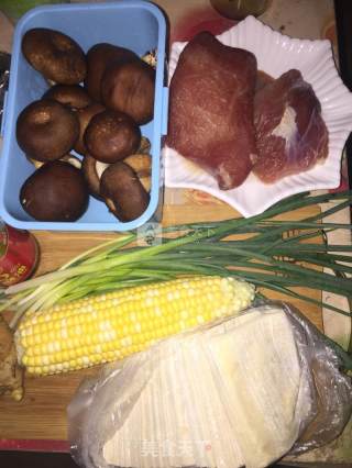 猪肉香菇玉米云吞的做法步骤：1