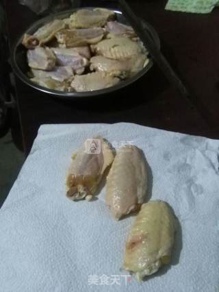 安利锅－无油煎鸡翅的做法步骤：1