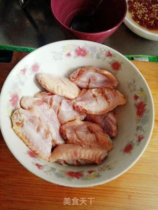 【青菜叶子】梨子鸡翅的做法步骤：1