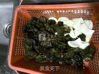 凉拌鸡腿菇木耳的做法步骤：1