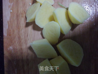 土豆焖鸡的做法步骤：1
