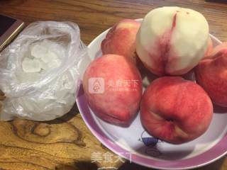 糖水桃（隔水炖）的做法步骤：1