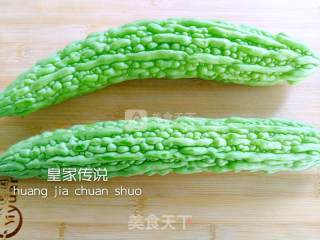 醉虾拌苦瓜的做法步骤：2