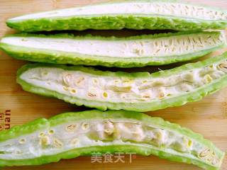 醉虾拌苦瓜的做法步骤：3