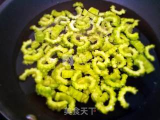 醉虾拌苦瓜的做法步骤：5
