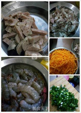 肉饼鲜虾炒饭的做法步骤：1