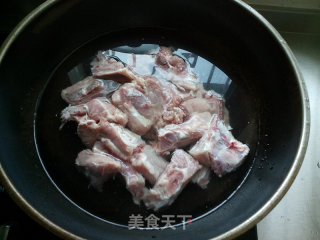 炖排骨的做法步骤：1