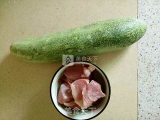 黄瓜鲜肉水饺的做法步骤：1