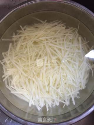 酸辣土豆丝的做法步骤：1