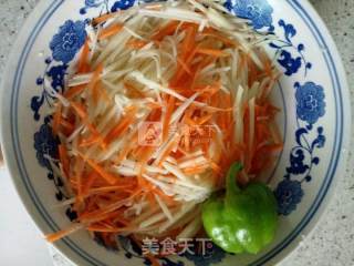 土豆丝~三鲜土豆丝的做法步骤：1