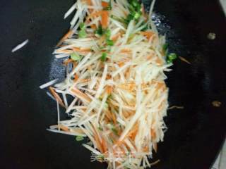 土豆丝~三鲜土豆丝的做法步骤：3