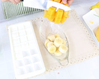夏日清凉美食——酸奶水果冰淇淋的做法步骤：1