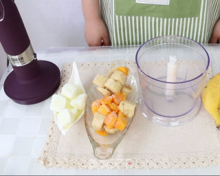 夏日清凉美食——酸奶水果冰淇淋的做法步骤：3