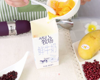 夏日清凉饮品——蜜豆芒果奶昔的做法步骤：1