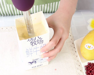 夏日清凉饮品——蜜豆芒果奶昔的做法步骤：3