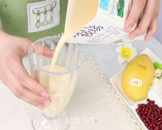 夏日清凉饮品——蜜豆芒果奶昔的做法步骤：4