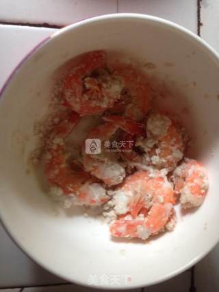 葱香炸虾的做法步骤：1
