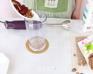 夏日清凉饮品——红枣杏仁奶昔的做法步骤：2
