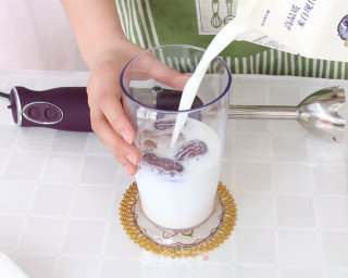 夏日清凉饮品——红枣杏仁奶昔的做法步骤：3