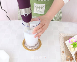 夏日清凉饮品——红枣杏仁奶昔的做法步骤：4