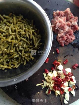 下饭小菜酸豆角炒肉末的做法步骤：1