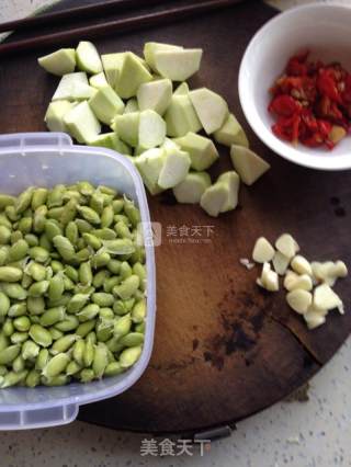 毛豆炒丝瓜的做法步骤：1
