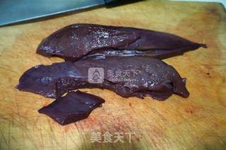 尖椒胡萝卜炒猪肝的做法步骤：1
