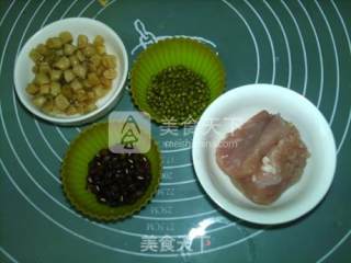 红绿豆瑶柱瘦肉汤的做法步骤：1