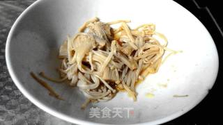 夏日快手小菜之金针菇培根卷的做法步骤：1