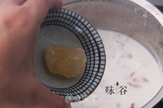 养颜美容的牛奶炖桃胶的做法步骤：6
