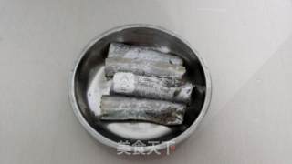 煎带鱼的做法步骤：1