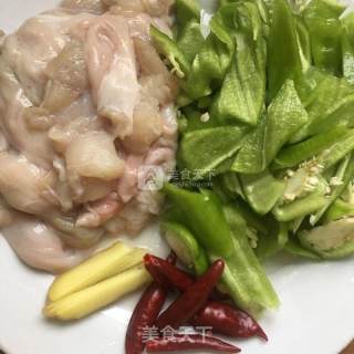 红烧安康鱼肚的做法步骤：1