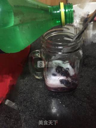 蓝莓气泡水的做法步骤：3