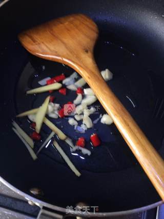 青椒炒肉的做法步骤：2