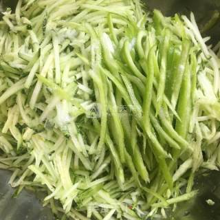 黄瓜馅水饺的做法步骤：2