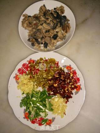 香辣鸡丁的做法步骤：1