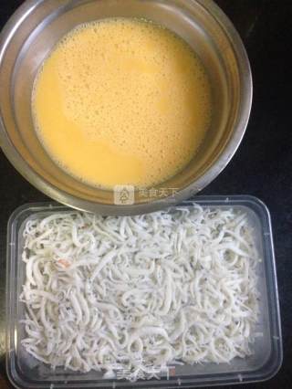 小银鱼煎蛋的做法步骤：1