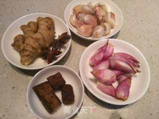开心果姐姐野生海参焖纯种土猪肉的做法步骤：2
