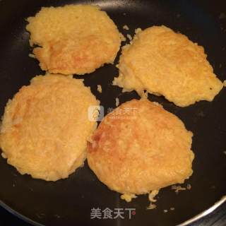 米饭鸡蛋饼的做法步骤：2