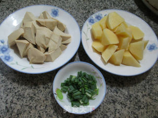 土豆烧素鸡的做法步骤：1